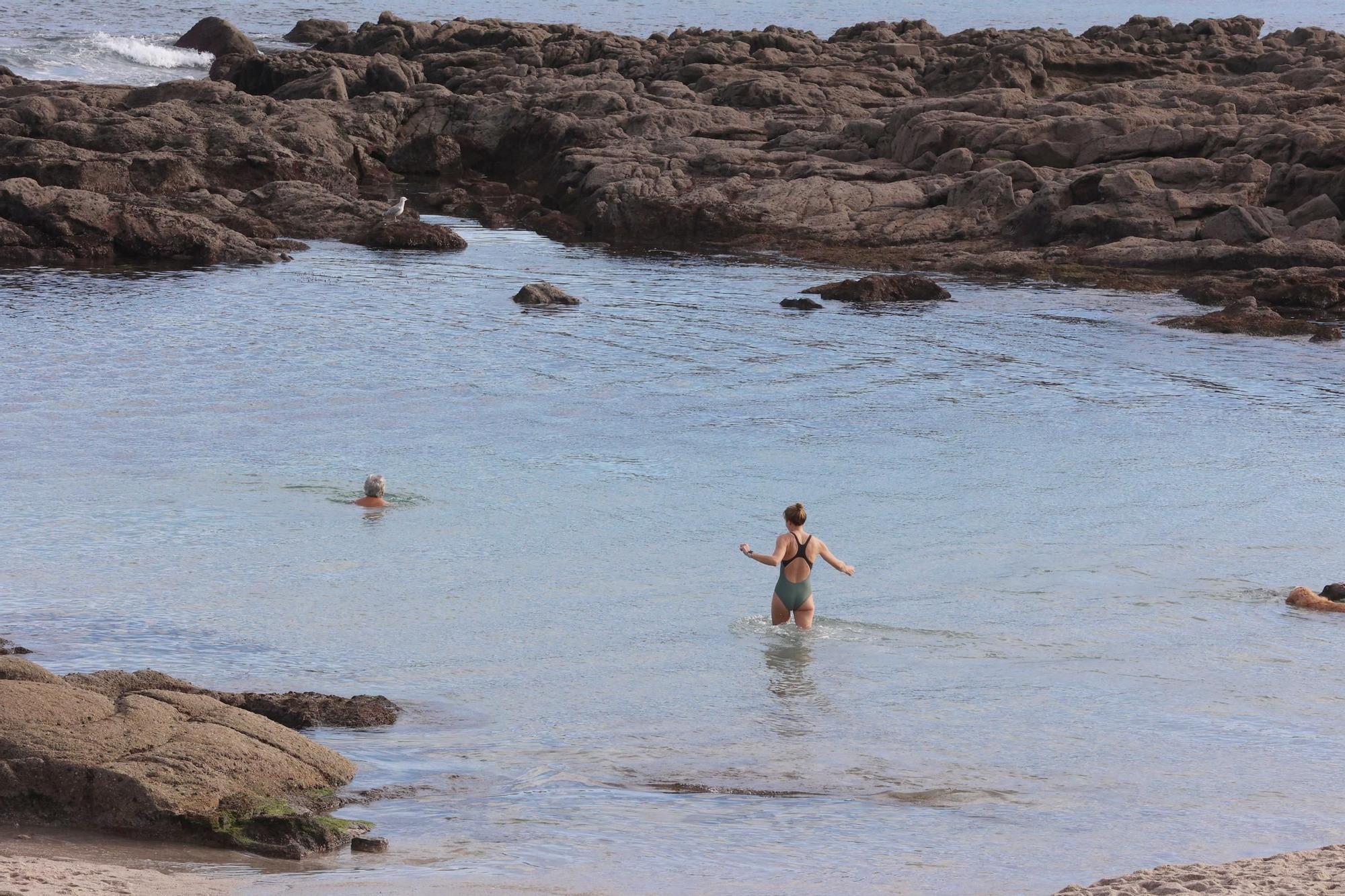 2025 arranca en A Coruña con los primeros baños en la playa de Riazor