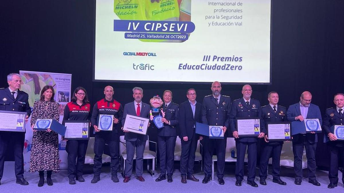 El comisario Nieto (derecha) junto al resto de premiados por la labor en materia de seguridad vial.