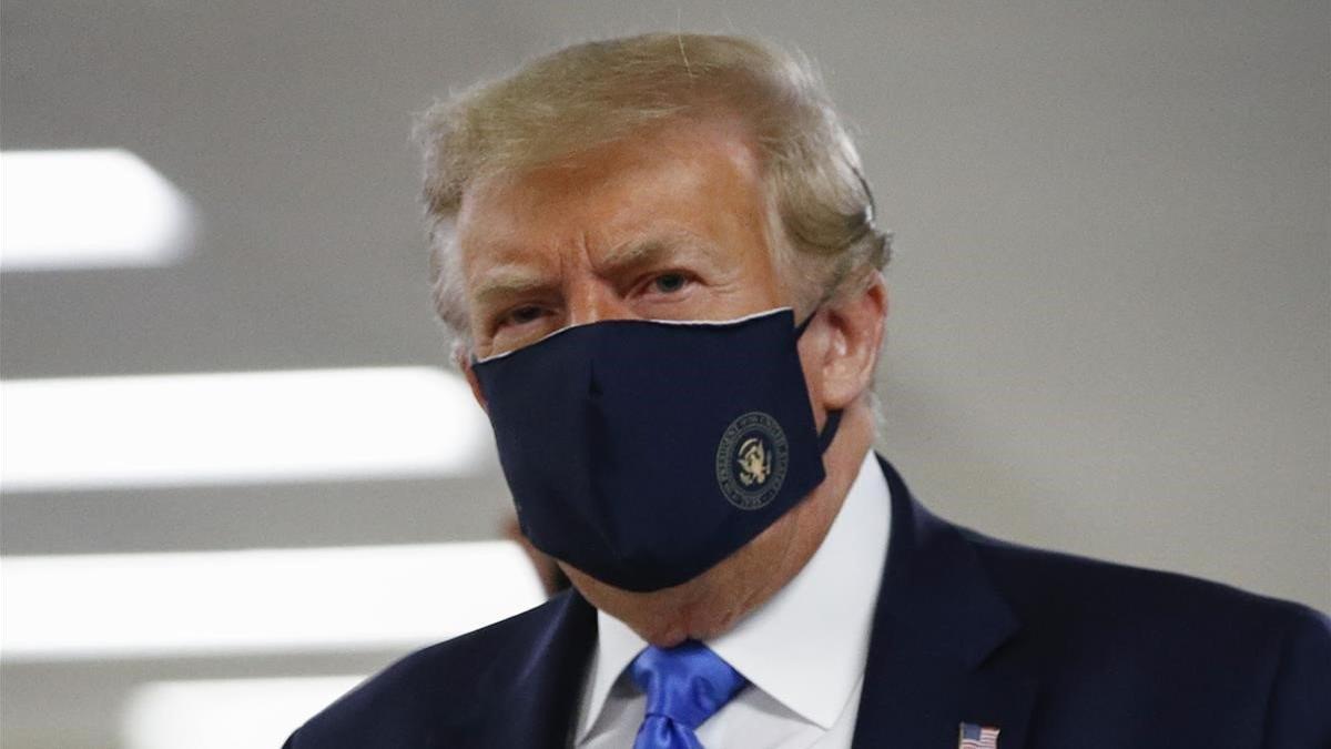 Donald Trumo con mascarilla por primera vez en un acto público