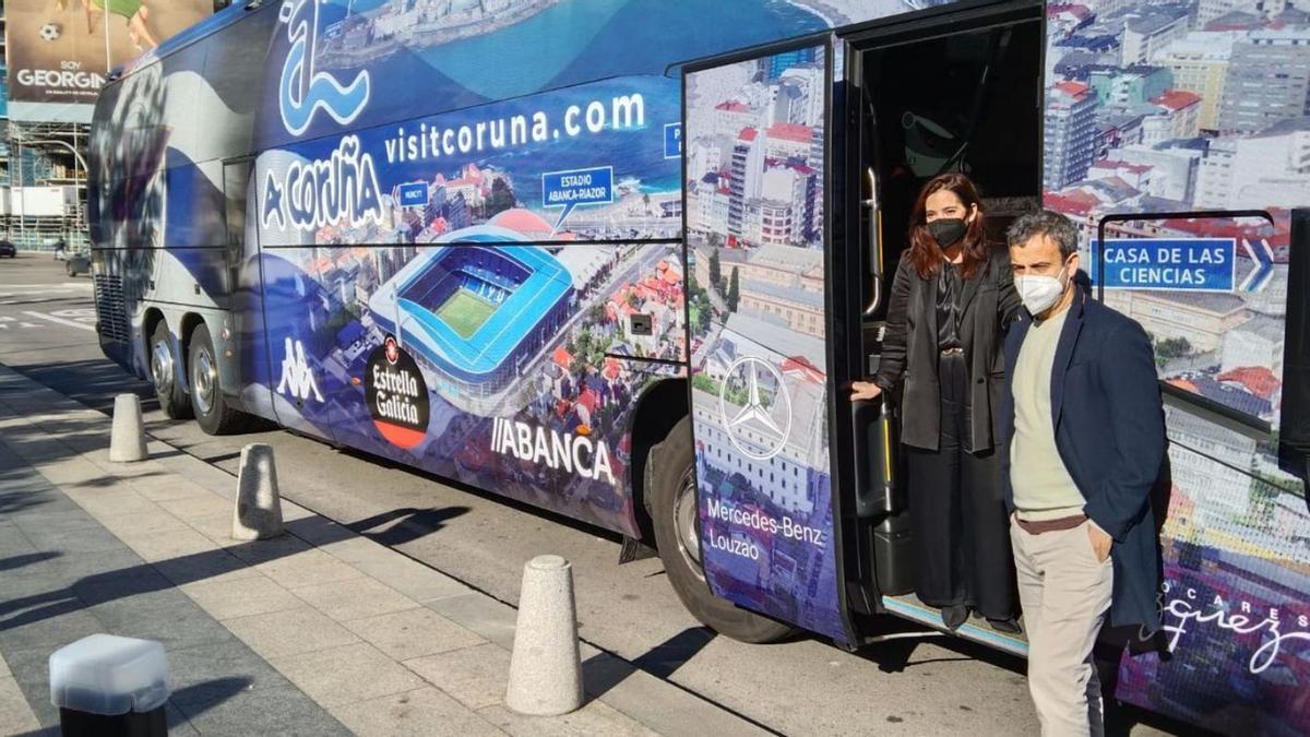 La alcaldesa de A Coruña, Inés Rey, y el director de cantera del Dépor, Fran, en el bus del equipo.  | // L. O.