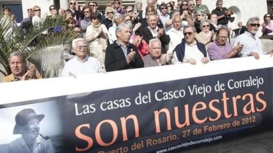 Vecinos del casco viejo de Corralejo, en uno de sus actos de protesta ante el edificio de los Juzgados de Puerto del Rosario, en una imagen de archivo.