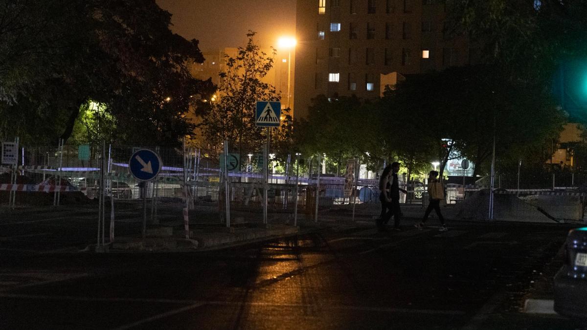 El barrio alicantino de San Blas se queda a oscuras por la noche