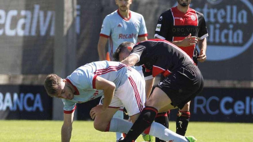 Juan Hernández disputa un balón en el partido de la primera vuelta. // Cristina Graña