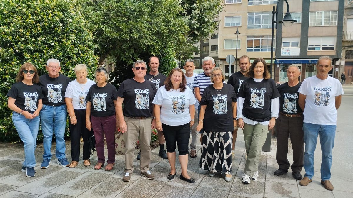 La comisión de fiestas de Darbo junto con miembros de la corporación municipal.