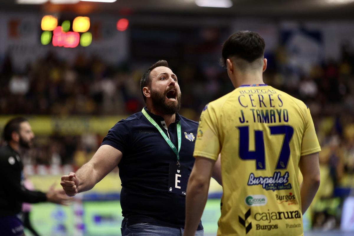 El entrenador del Cangas, Nacho Moyano, se lamenta en la banda de una acción durante el partido de ayer.