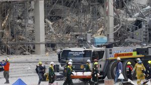 Los servicios de rescate trasladan el cuerpo de uno de los fallecidos en el derrumbe del edificio de Bankok, este martes.