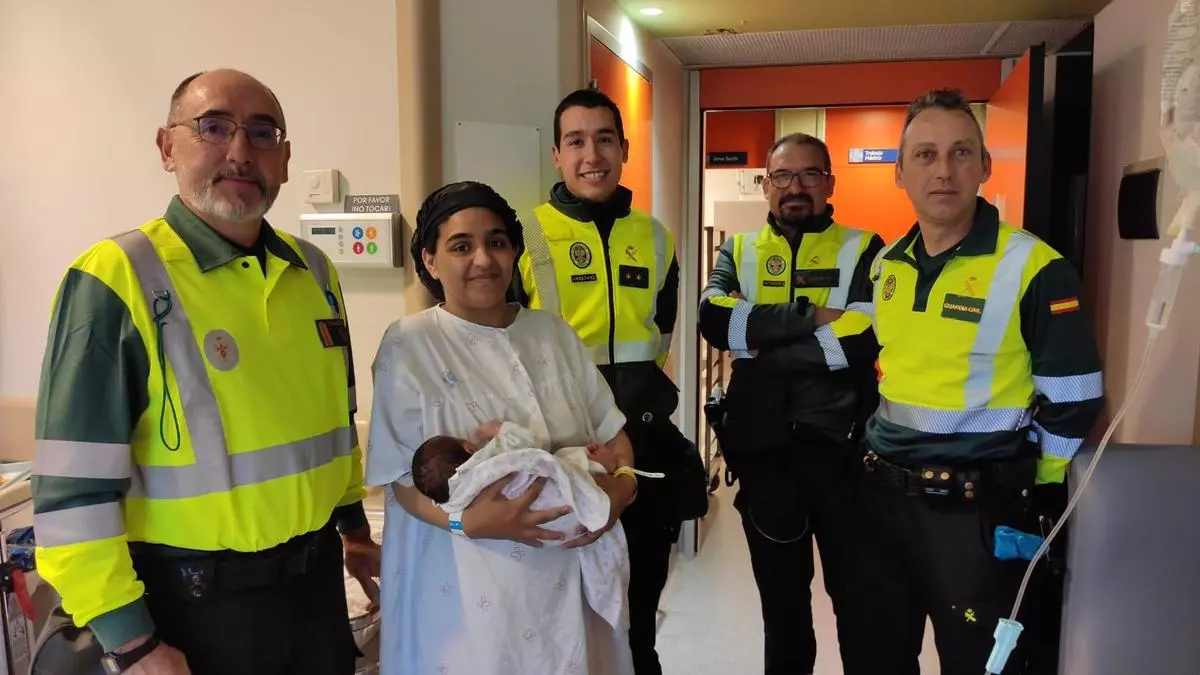 Agentes de la Guardia Civil se reencuentran con la  mujer que dio a luz en plena autovía en Zamora