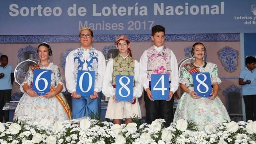 Los niños de las fallas infantiles de Manises muestran el número del primer premio.