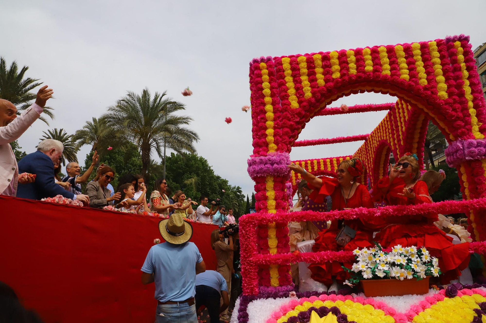 La Batalla de las Flores abre el Mayo festivo en Córdoba con 90.000 claveles