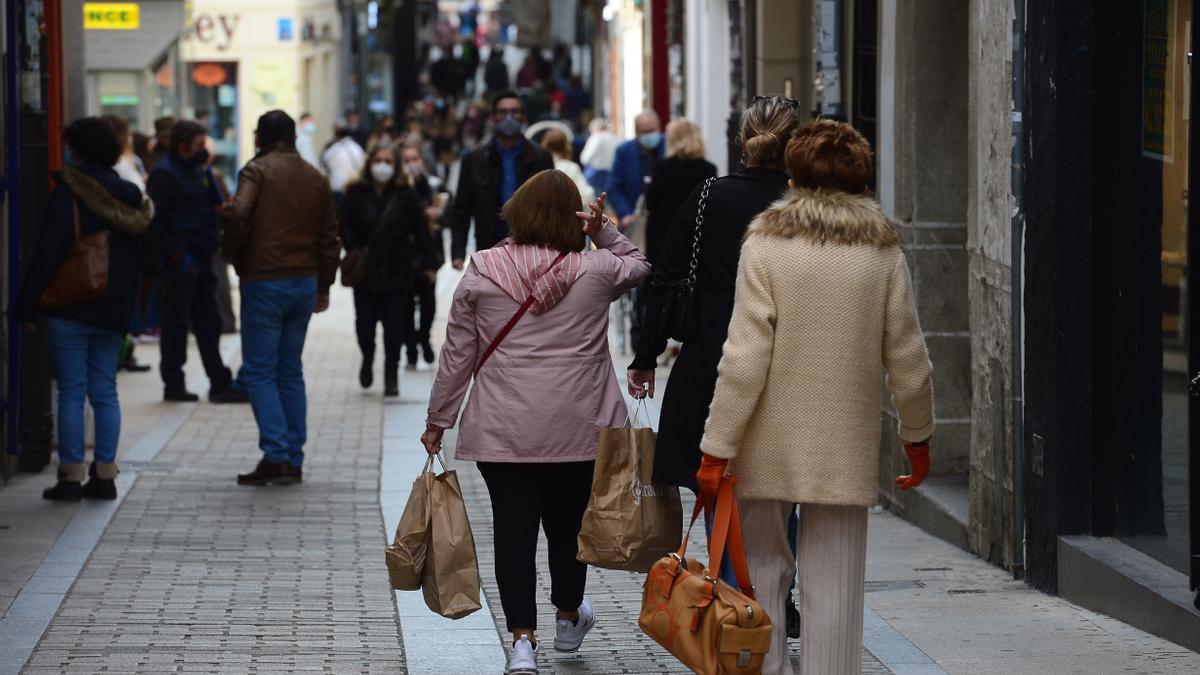 Gente pasea por una calle de Palsencia.