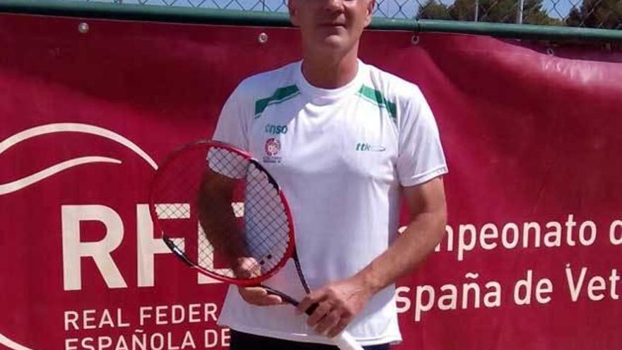 Luis Fernando Ruiz se impone en la Liga social de tenis