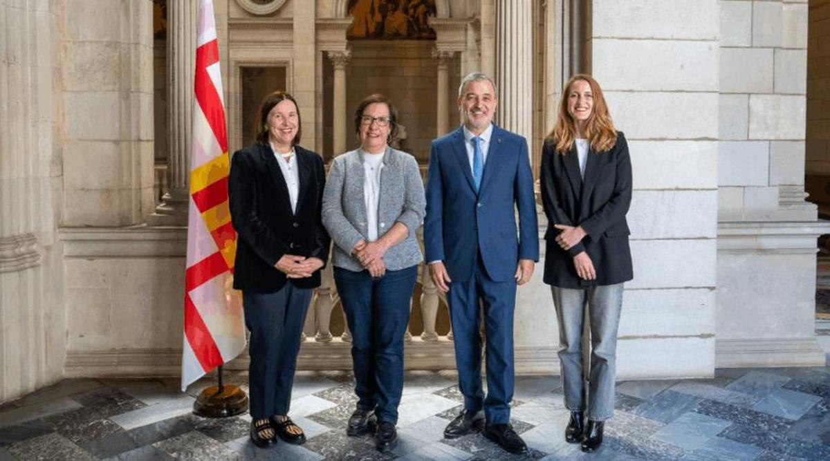 El alcalde Jaume Collboni junto a la nueva teniente de alcaldía Raquel Gil y las comisionadas Sonia Fuertes y Nadia Quevedo