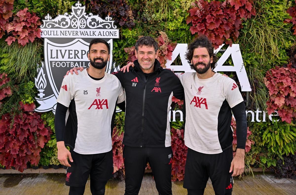 El castellonense Xavi Valero (c), junto a Alisson Becker (d) y Giorgi Mamardashvili, porteros del Liverpool.