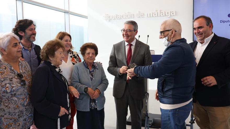 La Diputación pone a disposición de los mayores con Alzheimer un reloj inteligente para facilitar su ubicación