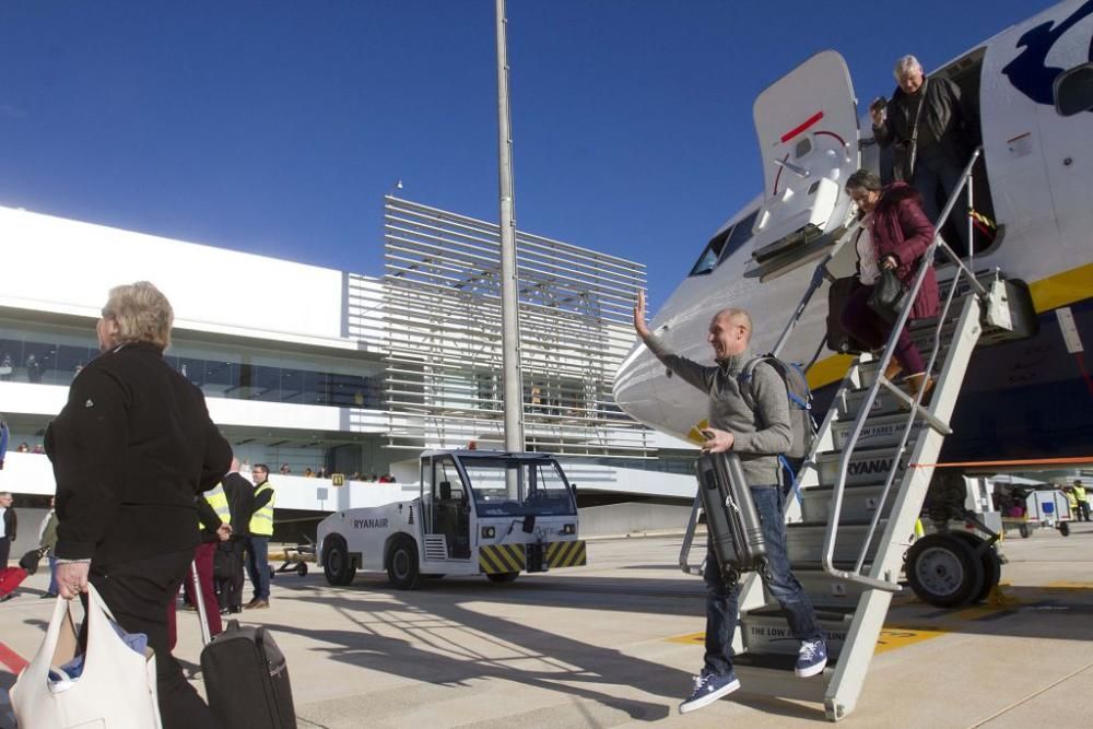 Llegada del primer avión al aeropuerto de Corvera