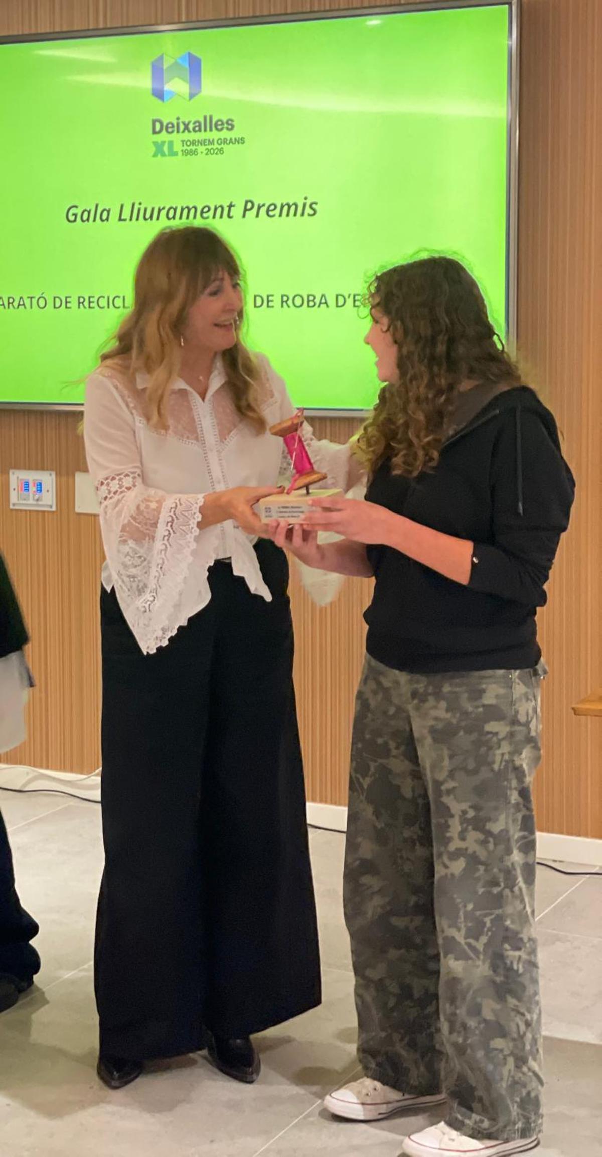 La premiada en la categoría Amater, junto a Charo Ruiz.