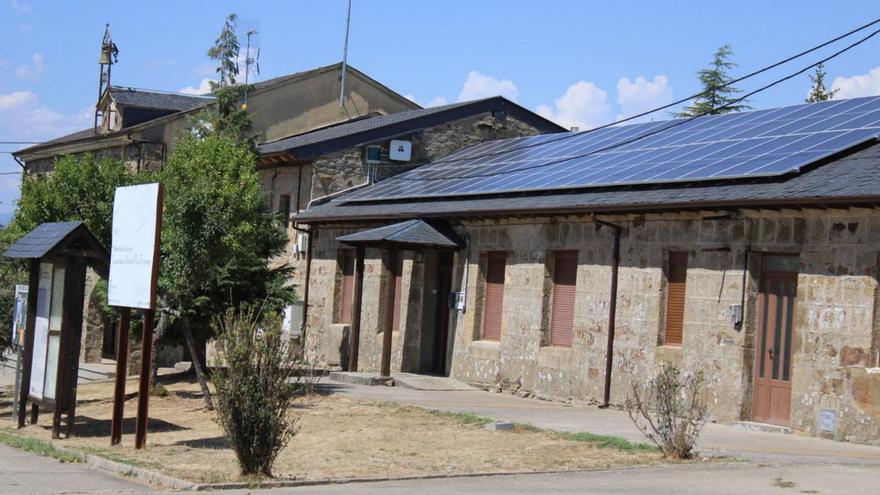 Instalación de placas solares en un edificio municipal. | Araceli Saavedra