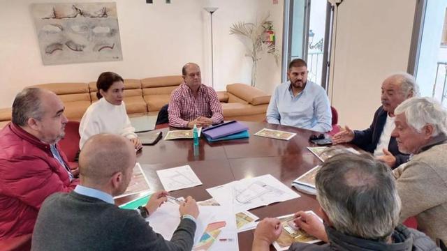 El Ayuntamiento se reunió ayer con los comerciantes. | A.C.