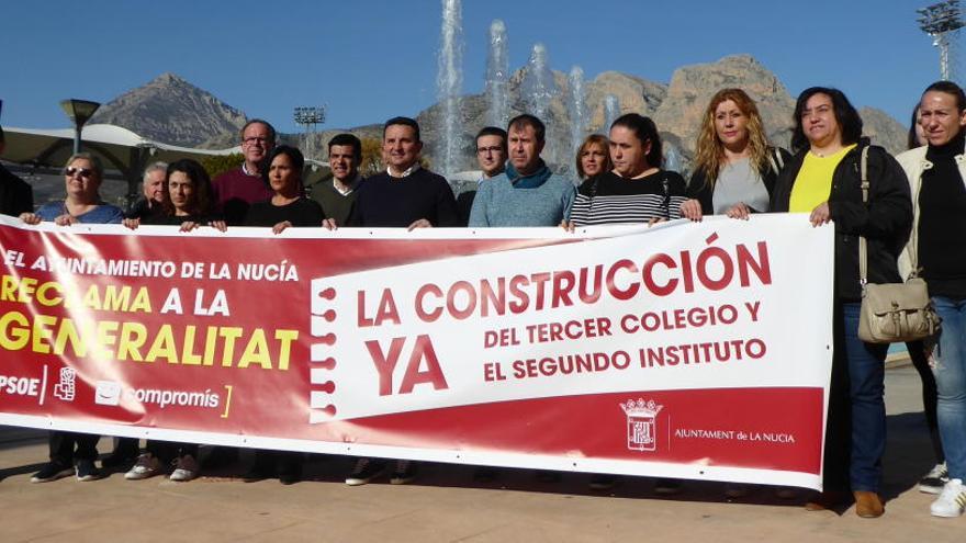 El alcalde de La Nucía y muchos de sus concejales, con un cartel similar a los que ahora la Junta Electoral ha ordenado retirar