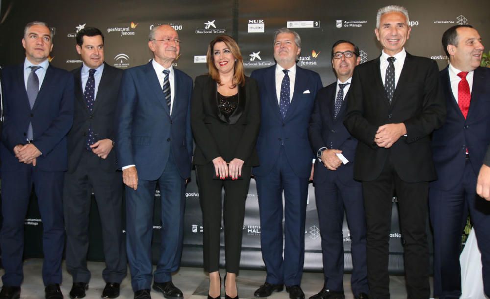 Las imágenes de una descafeinada, por la lluvia, primera alfombra roja del Festival en la que representantes políticos se mezclaron con los actores y directores protagonistas del certamen