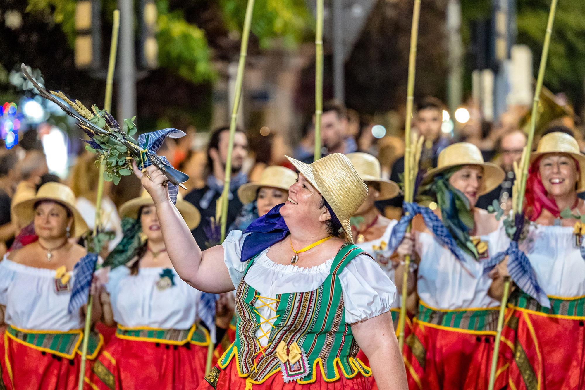 Las once compañías de la cruz recorren las calles ante la atenta mirada del público que volvió a sentir el vibrar de la música | Como en el Desfile moro, el boato lo formaron Reyes que ostentaron el cargo en años anteriore