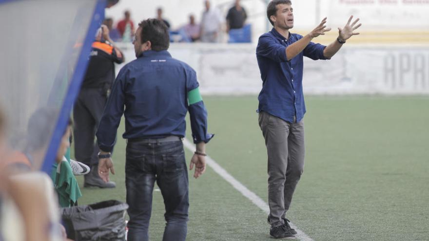 El ya extécnico del Novelda, Victor Bautista, da instrucciones en la banda en un partido de esta temporada.