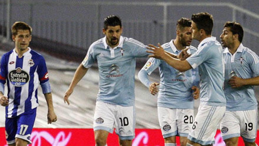 Los jugadores del Celta celebran su gol.