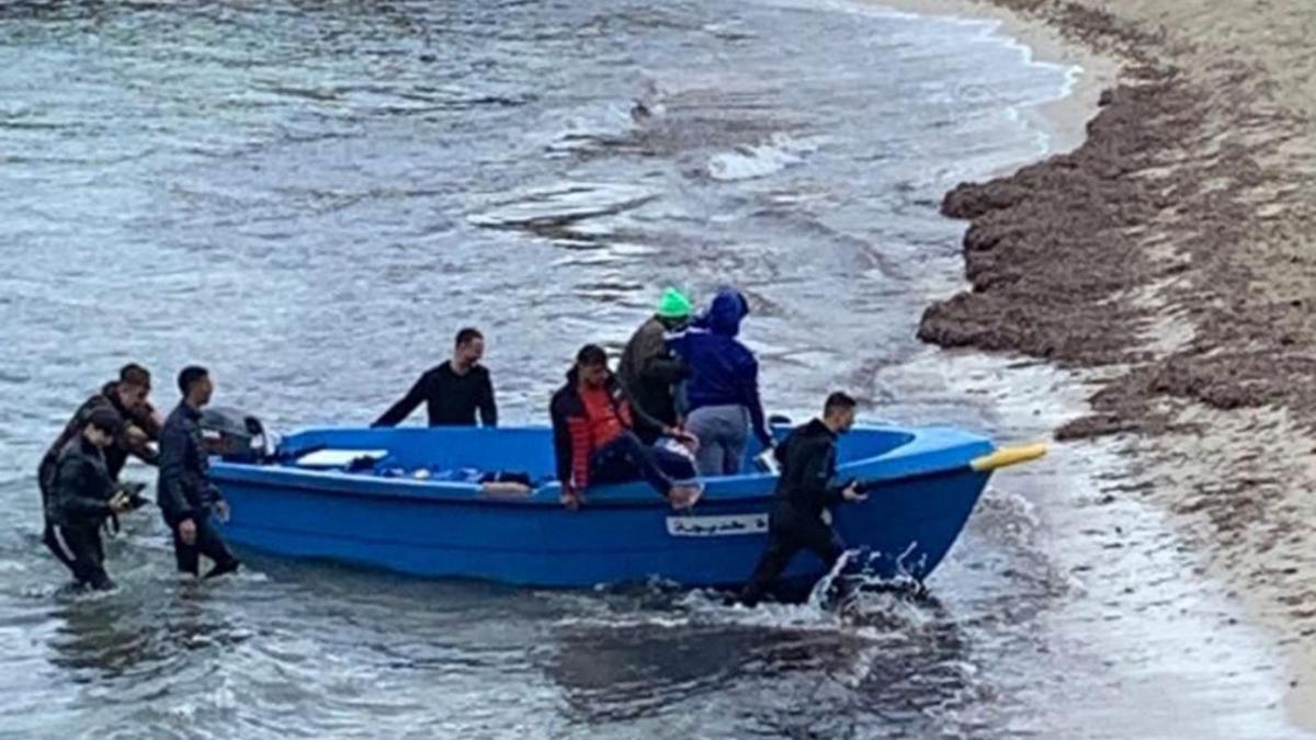 Grupo de inmigrantes que llegaron ayer al mediodía a la playa de Cala Saona