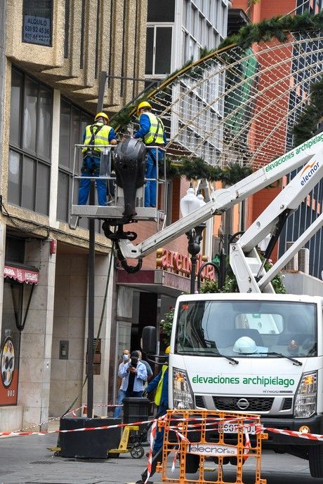 Colocado de alumbrado navideño en Triana