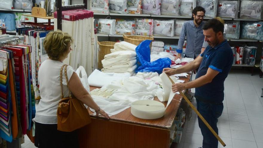 Una cliente en un comercio del centro histórico de Pontevedra