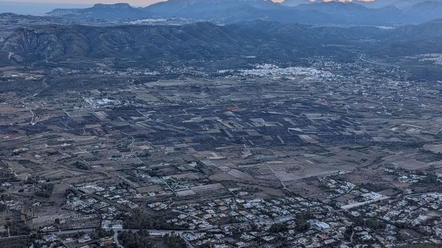 La negra mancha que ha dejado el fuego en el valle agrícola del Montgó