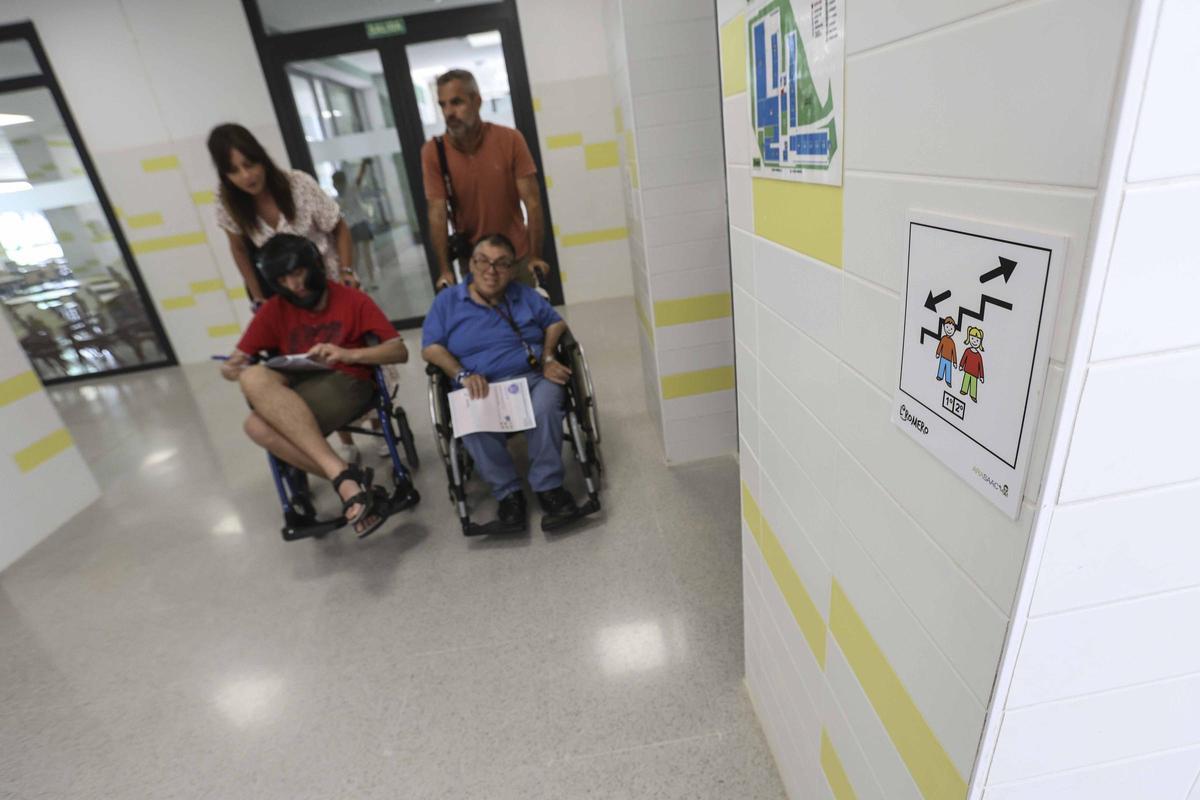 Personas con discapacidad intelectual validan la accesibilidad de los colegios electorales en Sant Joan
