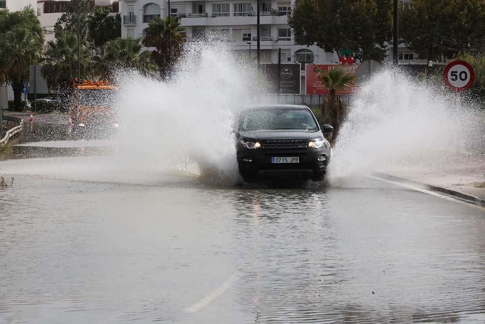 Rotonda de Pacha y Suministros Ibiza y torrente a su paso por Puig d'en Valls.