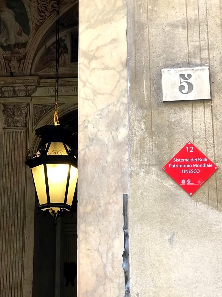 Un Airbnb en Italia con frescos en el techo como la Capilla Sixtina