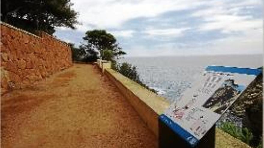 Un dels plafons nous al camí de ronda amb informació geològica.