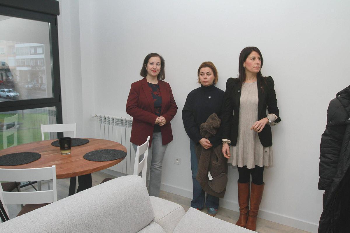 La conselleira con la adjudicataria de una vivienda protegida entregada en  Ourense