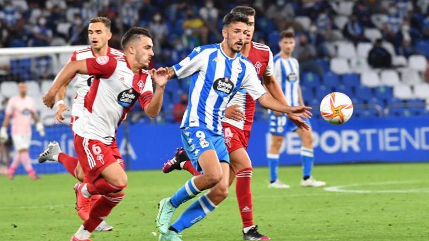 Pampín persigue un balón durante el partido de ayer.  // VÍCTOR ECHAVE