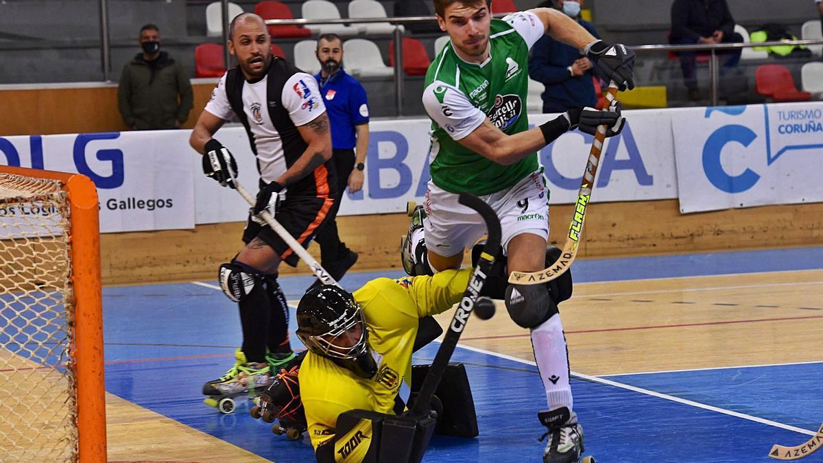 Marc Grau, en una jugada en el área en uno de los partidos del Liceo en el Palacio de los Deportes de Riazor. |  // CARLOS PARDELLAS