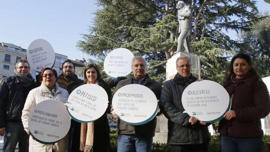 Membros da Asociación de Empresarios de Redondela, onte diante da estatua de Castelao. // Alba Villar