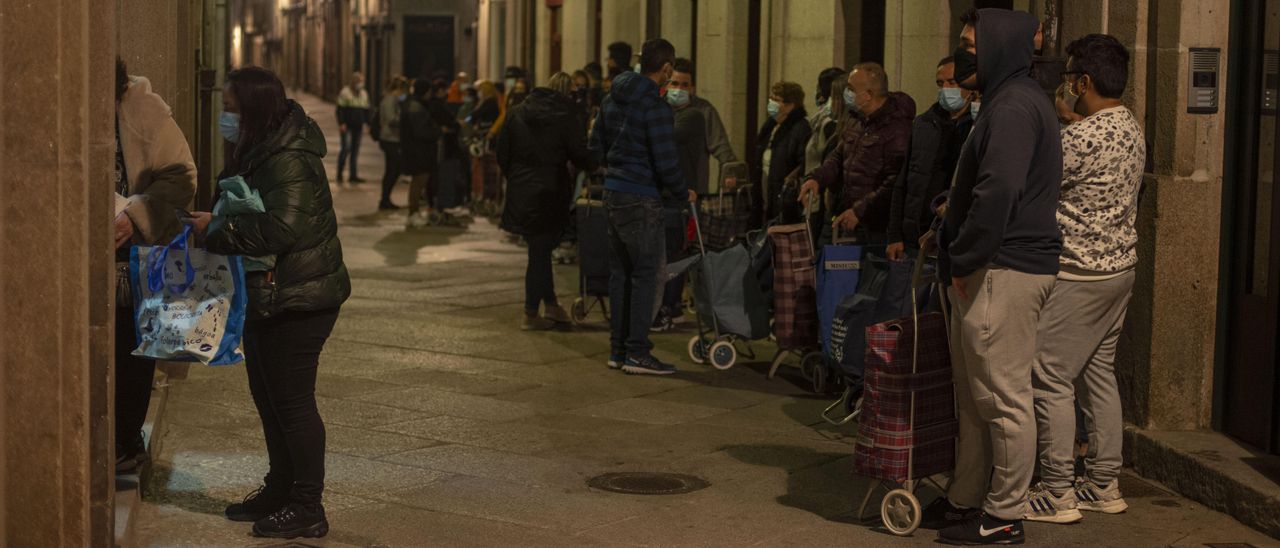 Cola de personas para recibir alimentos de una institución social en Ourense durante la pandemia.