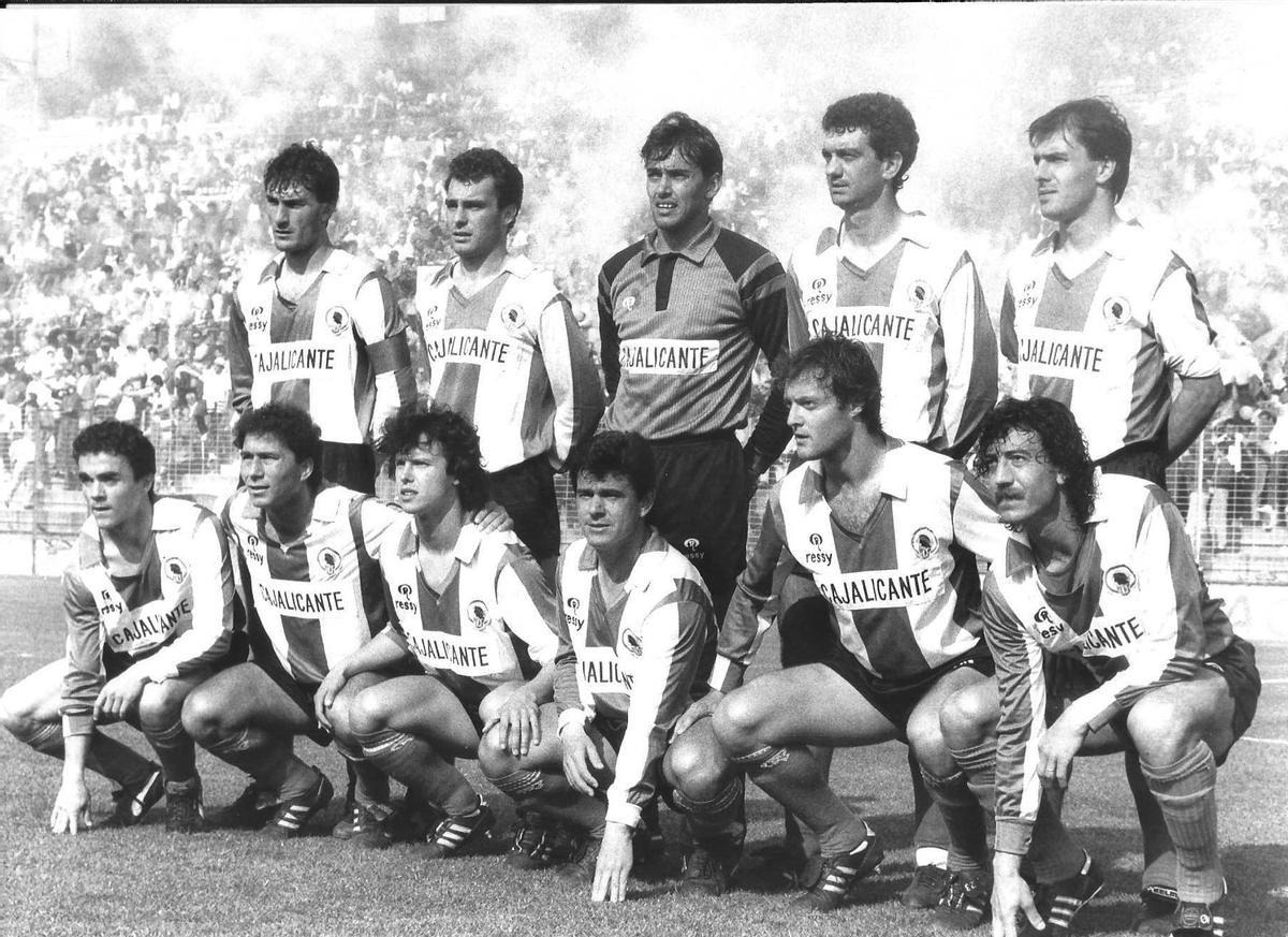 Formación del Hércules 91-92, de izda. a dcha. y de arriba a abajo: Gregorio (c), Rafa, Pascual, Herrero y Saavedra; Sánchez-Clemente, Andrés, Manzanares, Azuaga, Paco Luna y Valdo.