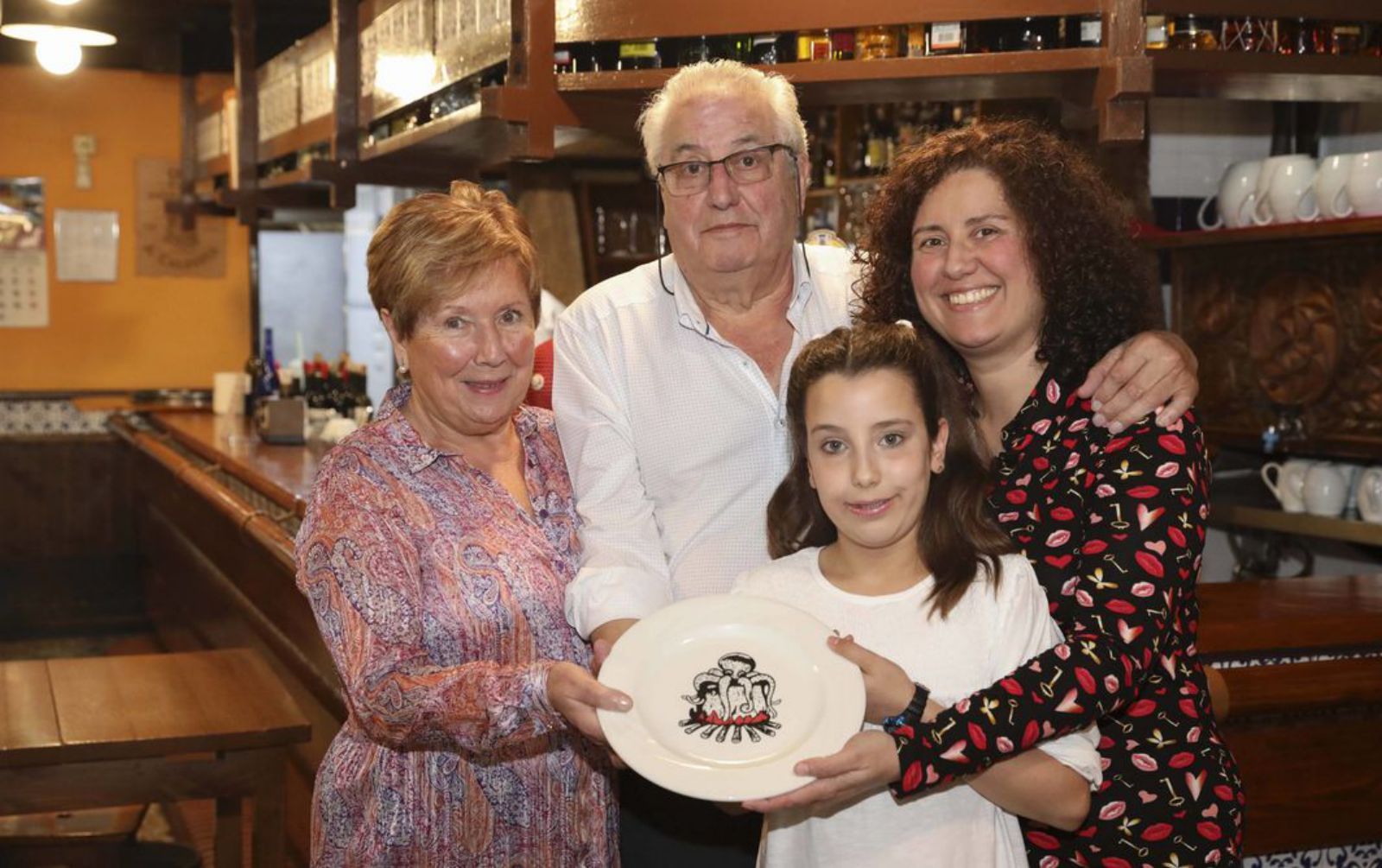 Por la izquierda, Ámparo Monteserín, José María Campa Rúa, Celia Díaz Campa y Lidia Campa, tres generaciones de la familia en el restaurante.