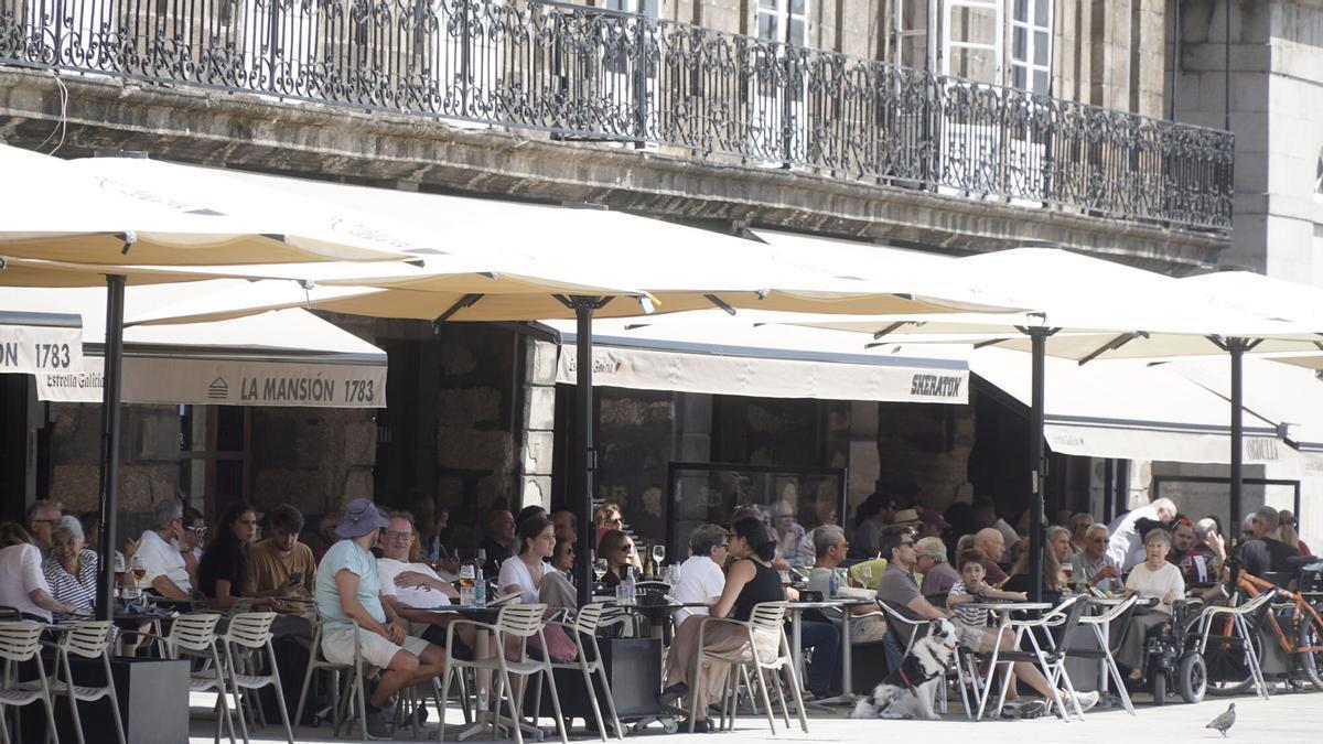Terrazas de O Parrote con turistas que verán el eclipse en A Coruña.