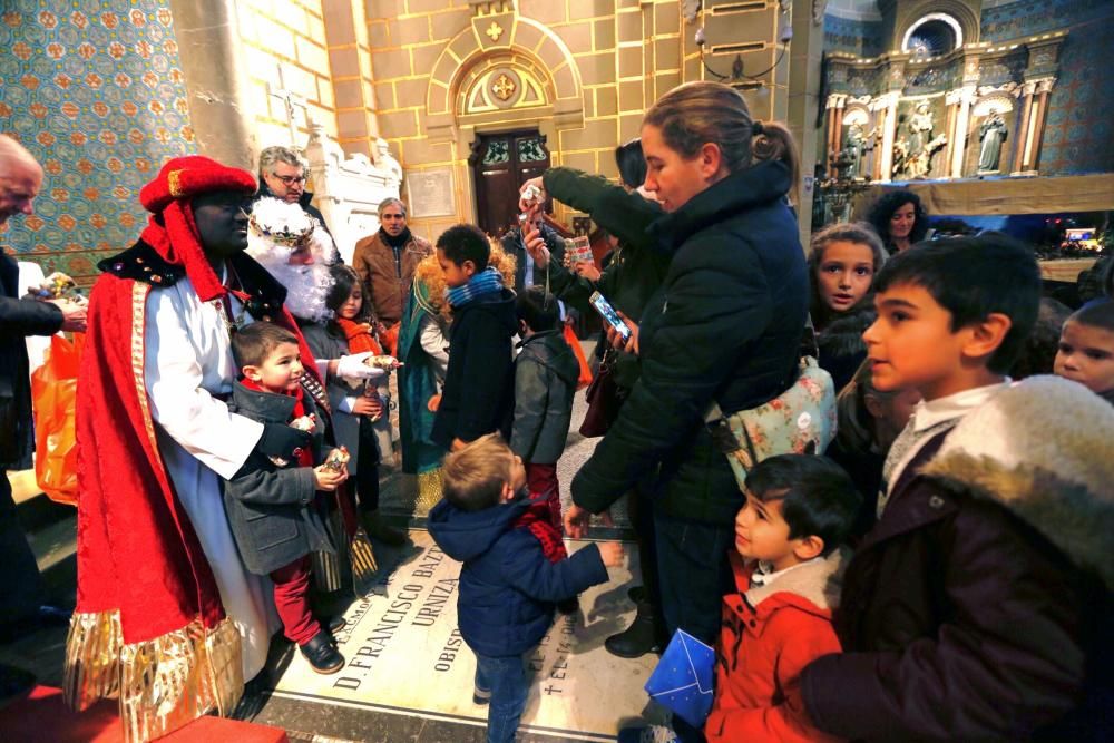 Los Reyes Magos reciben a los niños en la Basílica de San Juan de Oviedo