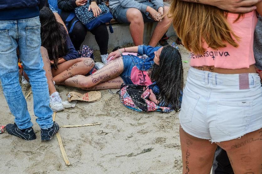 Miles de jóvenes celebran el botellón en la playa de San Juan