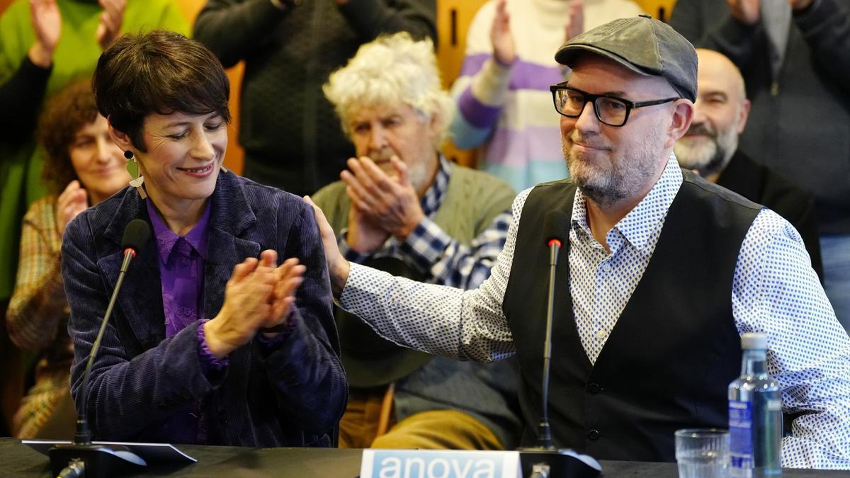 Ana Pontón (BNG) y Martiño Norieda (Anova), con Xose Manuel Beiras por detrás en el acto de esta mañana.