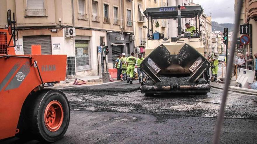 Las máquinas trabajando esta mañana en el asfaltado del primer tramo de Entenza