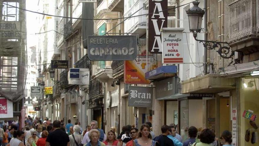 Vista de los comercios de la calle Real. juan varela