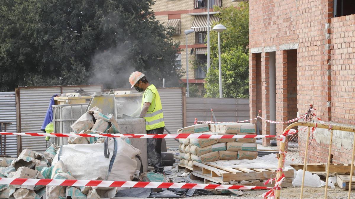 Un profesional trabaja en una obra, en una imagen de archivo.
