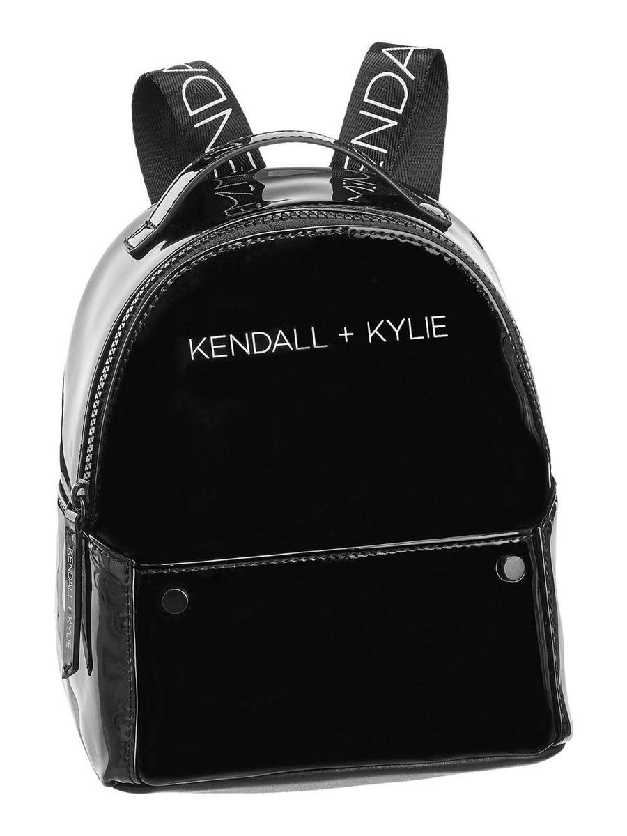 Mochila acharolada negra de Kendall+Kylie Jenner para Deichmann. (Precio: 24, 90 euros)